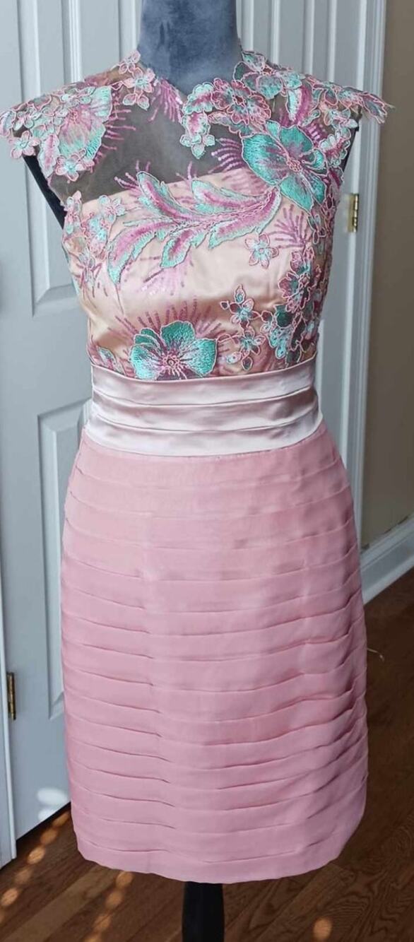 Bridess dress with embroidery, size 6 NWT
